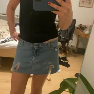 Lågmidjad jeans kjol med slitningar 