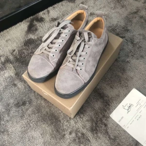 gråa loubs - 9/10 skick använda i runt 2 veckor  tillbehör medföljer. Köparekydd ingår.