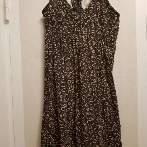 Kort leopard klänning strl S / A75 Bomull 