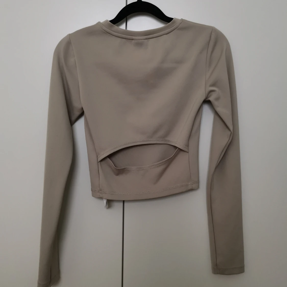 Croptop med cutout  - 90