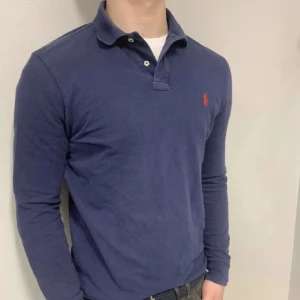 Ralph lauren piké  - Hej! Säljer denna Ralph Lauren piké. Den är i väldigt bra skick och sitter som den ska i storlek. Inga defekter. hör av er vid fler frågor eller funderingar!😊 Modellen är 185. Mvh Felix.