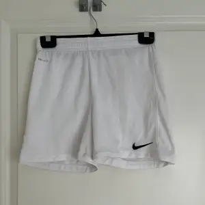 Väldigt bra Nike shorts i bra skick, perfekt för träning 