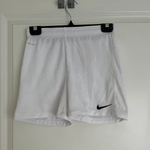 Nike shorts - Väldigt bra Nike shorts i bra skick, perfekt för träning 
