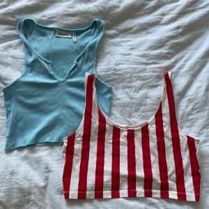 Söta croptops, storlek S/M - Blå från weekday storlek S Randig från H&M storlek M Båda passar mig som vanligtvis är en S  Nyskick 