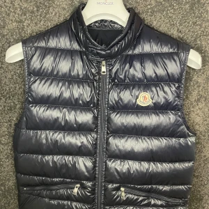 Moncler gui väst - Skick 8/10 liten skada på ryggen inget man ser