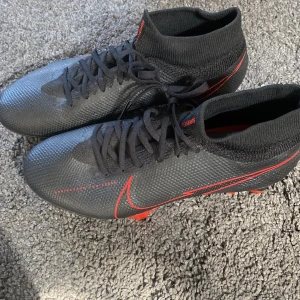 Fotbollsskor Nike mercurial - Säljer nästan helt nya Nike Mercurial fotbollsskor, använda 1 gång. De är köpta för runt 2000, men säljer för 200.