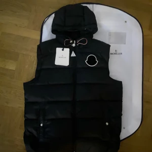 Moncler Väst  - Moncler Vanoise Hooded Down Gilet Black Storlek 5 Använd väldigt fåtal gånger, för stor tyvärr.. 2499kr eller bytesförslag.