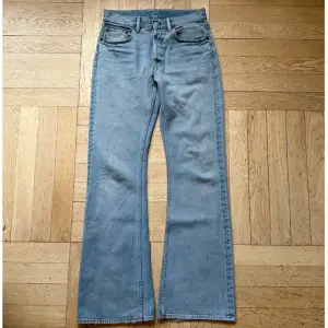 Flared Acne studios jeans, skit fin pass form, passar W29.
