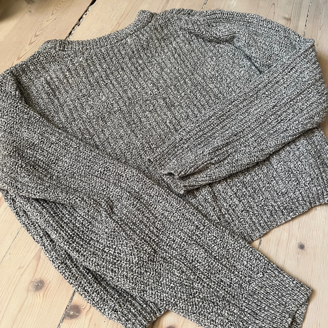 Svartvit stickad tröja - 91