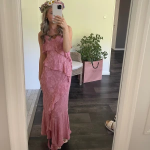 Klänning  - Säljer denna fina klänningen från zara💗endast använd en gång så jätte bra skick. Passar perfekt till midsommar🩷
