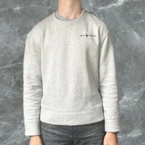 Sail Racing Tröja - Säljer min sail racing tröja i oanvänt skick!🤩 Tröjan är i strl 170 men passar även xs❗️Modellen är 175cm lång✅ Skriv om ni har några funderingar!🍾🍾