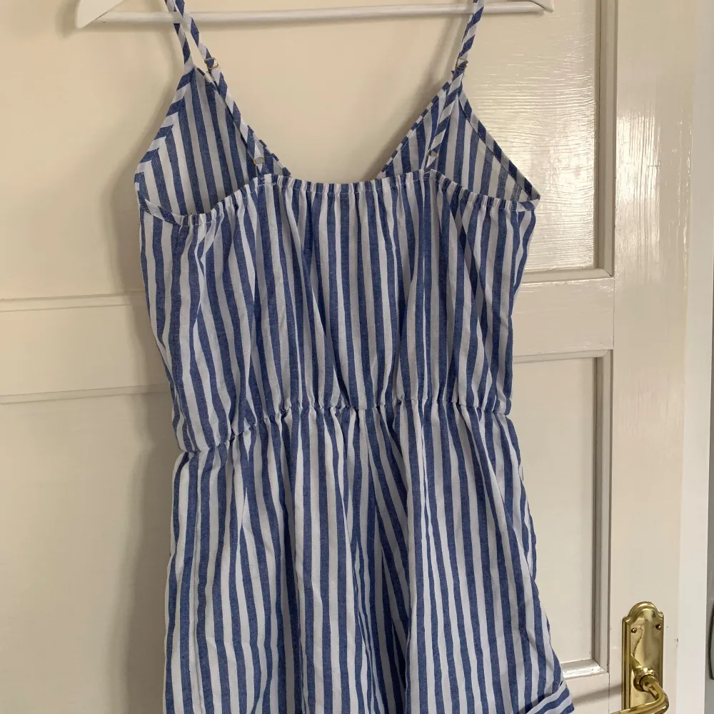 Jättefin blå- och vitrandig playsuit i linne, i bra skick🩵 I strl M men passar S.. Mekot.