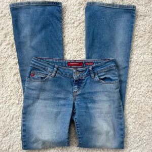Lågmidjade Bootcut jeans  - Världens snyggaste jeans från miss sixty, storlek W28 men skulle mer säga att de är som en 27. Innerbenslängd:81 midjemått: 36 x2 + lite stretch. Köp sker via köp nu, jag postar inom 24h