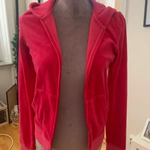 Juicy couture Hoodie - Helt ny Vintage Juicy Couture Hoodie storlek M med blingstenar på ryggslutet. 