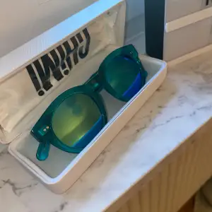 Säljer dessa jätte fina chimi solglasögon i färgen Aqua 003, bara testade✨💕Allt tillkommer, låda,box,tvättdukar, påse och glasögonen!!