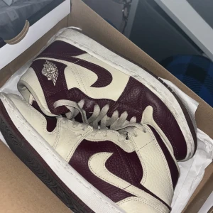 jordan 1 mid - sälja på grund att jag använder inte så mycket, helt ny , ha använt typ 5 gånger, skorna är jätte snygg och rena.köpte för 1700 och sälja för 1000. skriv om du intresserad 