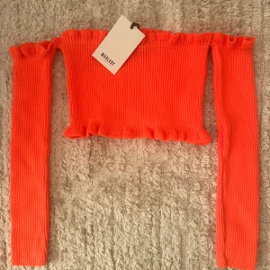 Off shoulder topp - Helt ny orange off shoulder topp med etikett kvar. 