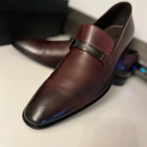 Boss herrskor 42/43 - Helt nya Boss herrskor. Storlek 42 står det på men är nog större, mer som 43