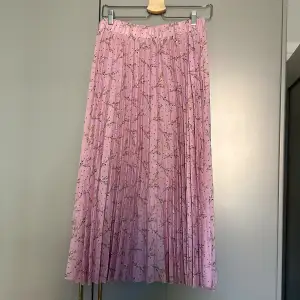 Blommig kjol från NAKD, storlek S, aldrig använd