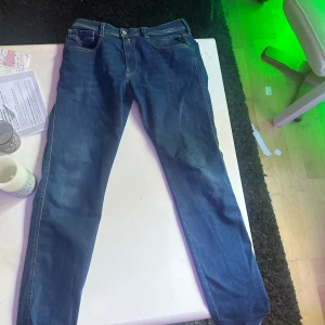 Replay jeans  - Säljer nu dessa festa replay anbass hyperflex jeans, jeansen är slim fit. Nypris 1199, mitt pris 699. Pris kan diskuteras vid snabb affär! Jeansen är in princip i ny pris också. Tveka inte om att höra av dig om fler bilder 