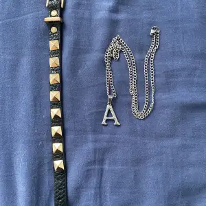 Ett armband som påminner om Valentino och ett halsband med ett A som påminner om Maria Nilsdotter. Båda i jättefint skicka då de nästan aldrig använts. En för 30 eller 50 för båda.