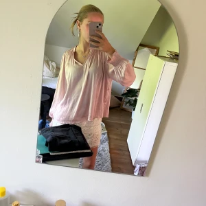 Neo noir blus - Rosa superfin blus till alla tillfällen💕