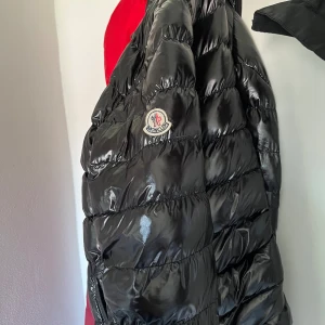 Moncler jacka  - Fick den av min bror förra året. Är väldigt varm och funkar bra. Dock är dragkedjan lite strulig, den funkar men har gått sönder lite. Och har ett hål inuti jackan som lätt går att sy igen som inte påverkar något. 