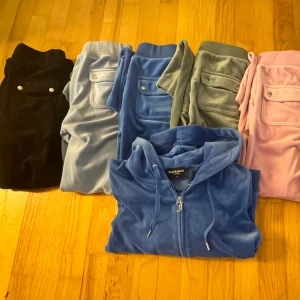 Juicy byxor🤩 - Försöker en gång till☺️säljer mina juicy byxor + en zip tröja💞 Alla byxor är i storlek XXS 300 kronor styck!!! Om man vill köpa alla plagg vill jag då ha 2100kr☺️ För det blåa juicy setet vill jag ha 1000kr för. Säljar pgr av inget används längre💞