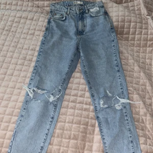 Trendiga gina tricot jeans med slits  - Så fina på men lite för stora på mig eftersom jag har väldigt smala ben. Färgen är väldigt fin och perfekt för sommaren. Pris kan diskuteras💋💋