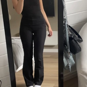 Bikbok kostymbyxor  - Vilma kostymbyxor i svart, använda men i bra skick! (Lånad bild på första)