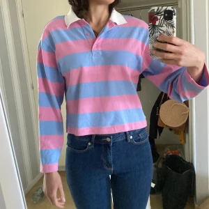Tröja från Monki - Rosa/blå randig med krage. Oanvänd. Storlek XS. 