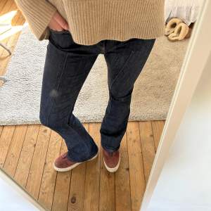 Supersnygga jeans från Lois med flätad midja! Säljer då de tyvärr inte kommer till användning :( Storlek 36/38. Midjemåttet: ca 36/37 cm tvärs över, innerbenslängden: ca 78 cm. Väldigt stretchiga! 