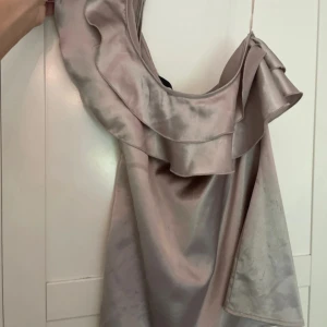 Fest topp - Jätte fin fest topp med volanger 