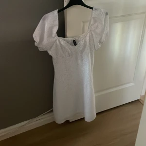 Sommarklänning  - Helt ny, passar tyvärr inte mig, små blå blommor