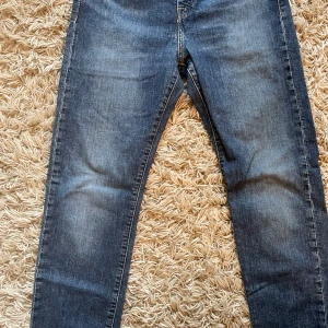 Levis jeans 502 - Säljer dessa Levis 502 jeansen som är i storlek 29/32. Dem har inga defekter och är i väldigt bra skick. Skriv om du är intresserad. Priset är förhandlingsbart. 