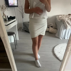 Vit kjol  - Säljer denna vita kjol från zara. Varit min favorit kjol väldigt länge men nu passar den inte längre💗