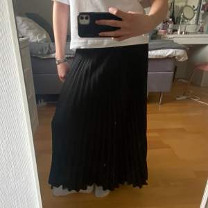 Snyggaste kjolen från H&M, köpte förra sommaren. Super bra skick, jag är 1,63 för referens💞💞