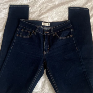 Lågmidjade jeans  - Lågmidjade jeans i fint skick. Storlek 27 