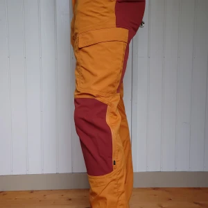 Friluftsbyxa Lundhags dam - Vanner Ms pants. Endast provad ej använd. https://www.lundhags.com/se/klader/herr/byxor/vanner-ms-pant/?code=7318731833785&market=lund_se&gad_source=1&gclid=EAIaIQobChMI7K27l4KmhgMVyReiAx3OQAIpEAAYASAAEgKVdfD_BwE
