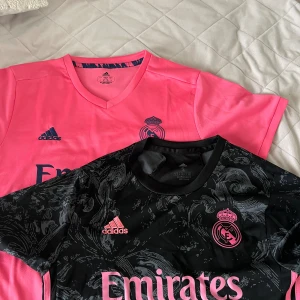 Real madrid t-shirt - Aldrig använda, inte äkta, stora i storlek (passar M), 1 för 199, 2 för 500