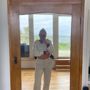 Kostymbyxor, beige  - Storlek 36, välanvända men fortfarande i okej skick 