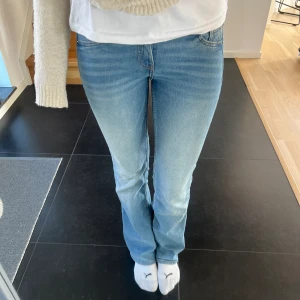 Lågmidjade jeans  - Säljer dehär lågmidjade jeansen från h&m för att de är lite för små💞inga defekter💞