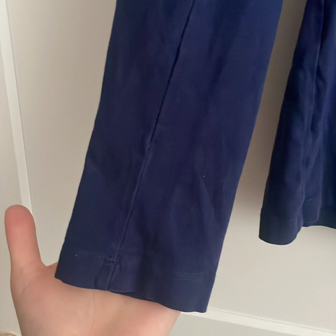 Säljer denna fina mörkblåa tröjan med hål i ryggen - 91