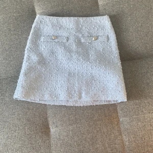 Bouclé kjol  - Säljs då den ej kommit till användning!