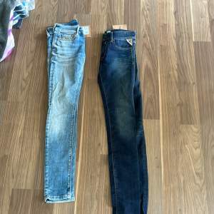 Två par replay jeans som vill bli sålda snabbt 
