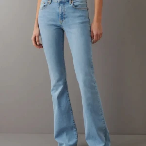 Lågmidjade bootcut jeans - De är i fint skick men lite slitna längst ner på byxan. Skriv privat för fler bilder och frågor💕