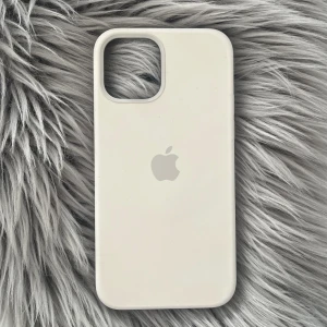 Mobilskal iPhone 12 - Säljer dessa mobilskal som passar till en iPhone 12. Är i ganska bra skick. Inga synliga defekter.