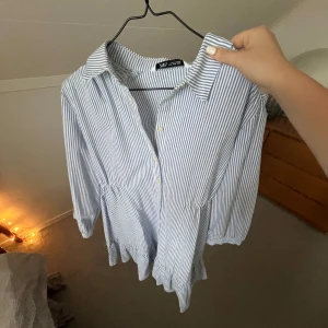 Zara klänning - Superfin klänning från Zara. Perfekt nu till sommaren. Aldrig använd💕 storlek M men den är liten i storleken💋