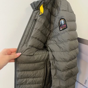 Parajumpers dunjacka herr - Grön parajumpers dunjacka i bra skick, stl S sparsamt använd.  Vid snabb affär kan pris diskuteras