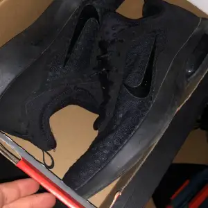Svarta Nike skor